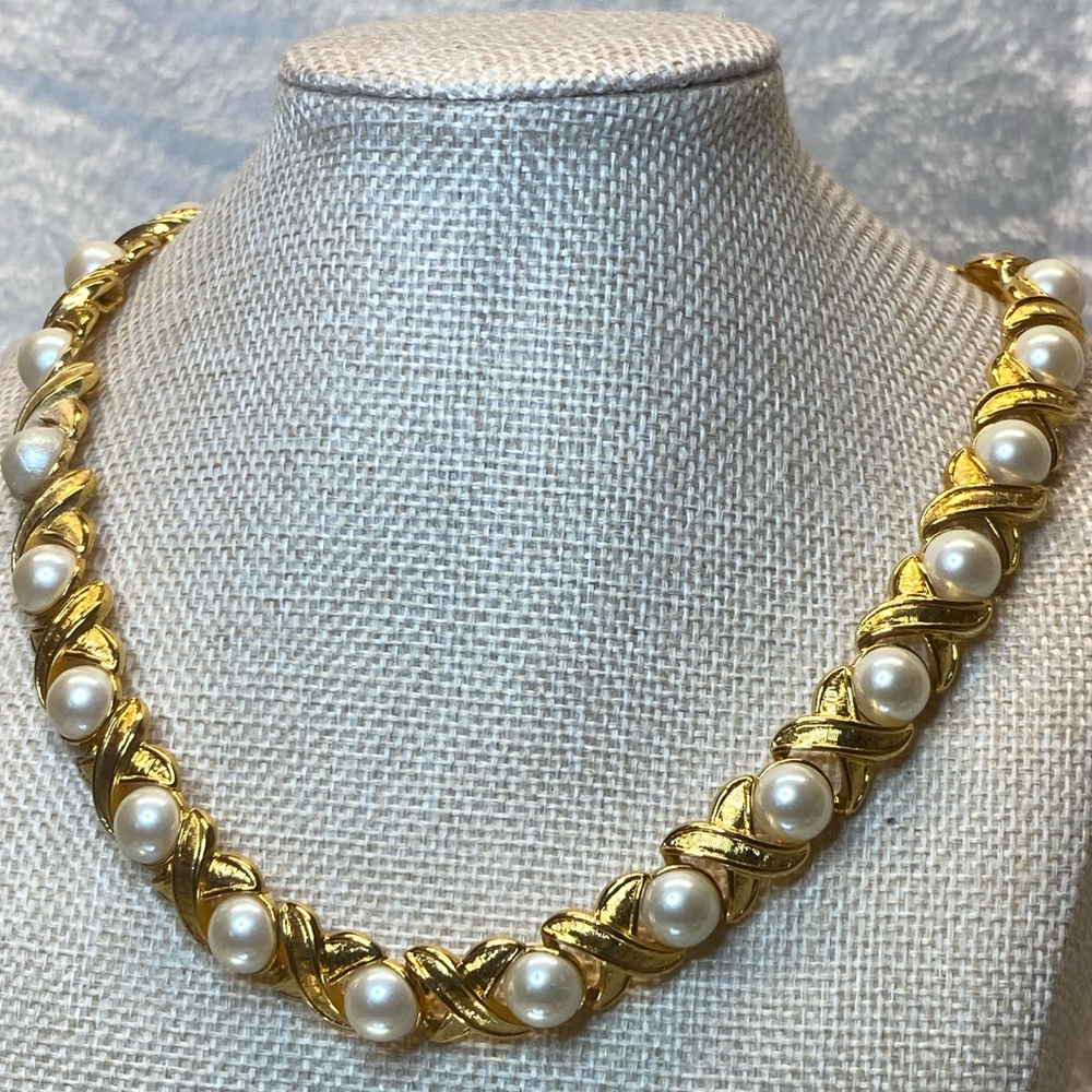 Vintage Napier XO “Hugs & Kisses” 16” Gold Tone Collar Necklace w Faux Pearl EUC